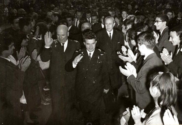 ceaușescu și studenți la deschiderea noului an de învățământ