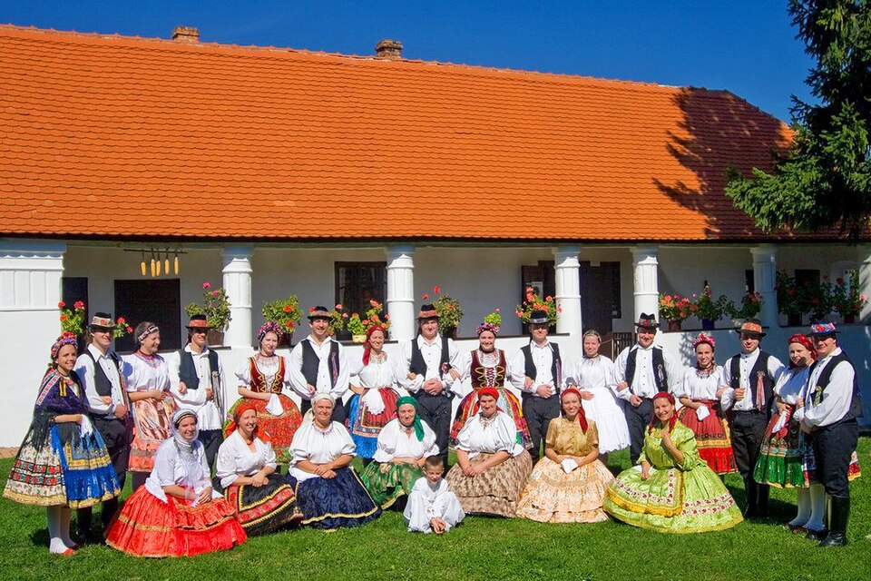 unguri în costume populare