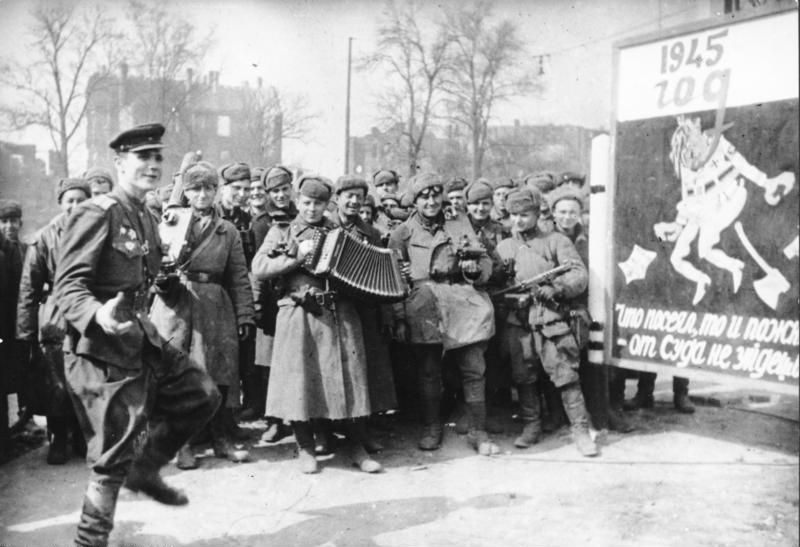 soldat sovietic dansând după înfrângerea germaniei
