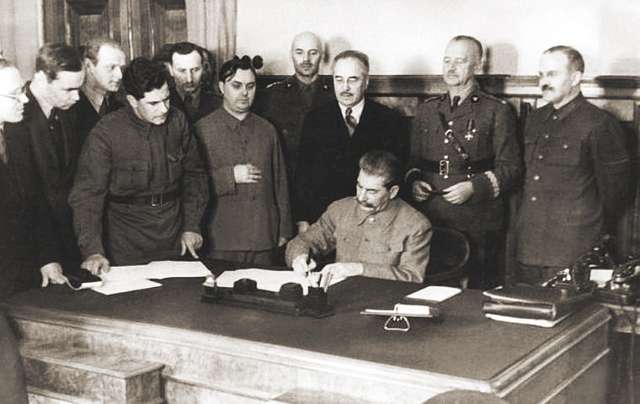 stalin semnând documente